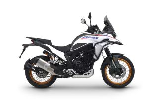 Kove 625X Max adventuremotor in het wit